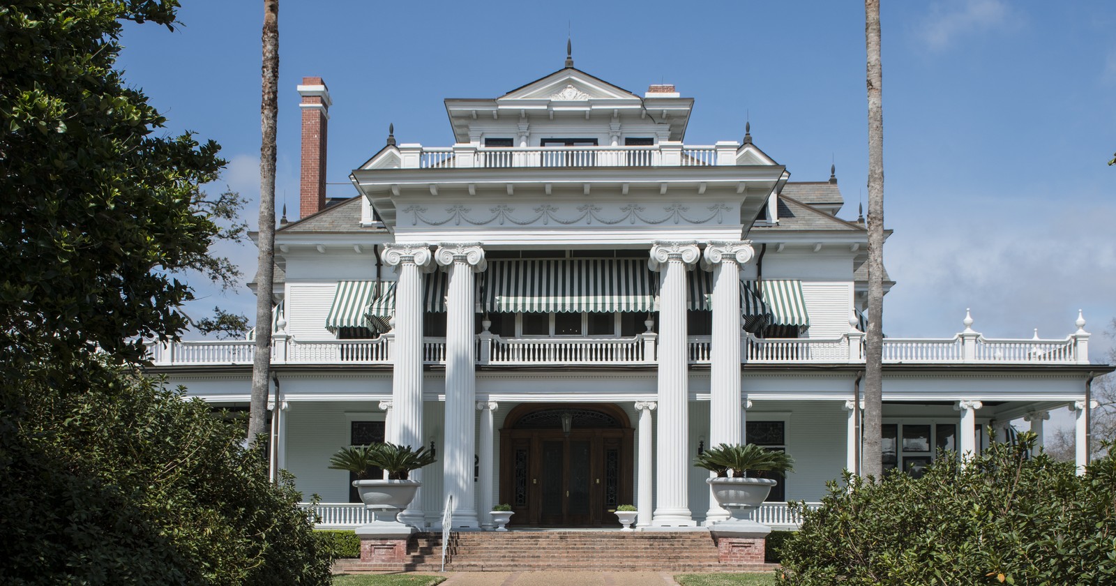 The McFaddin-Ward House on Calder Avenue in Beaumont, Texas — a 1906 Beaux-Arts Colonial Revival mansion open for free guided tours
