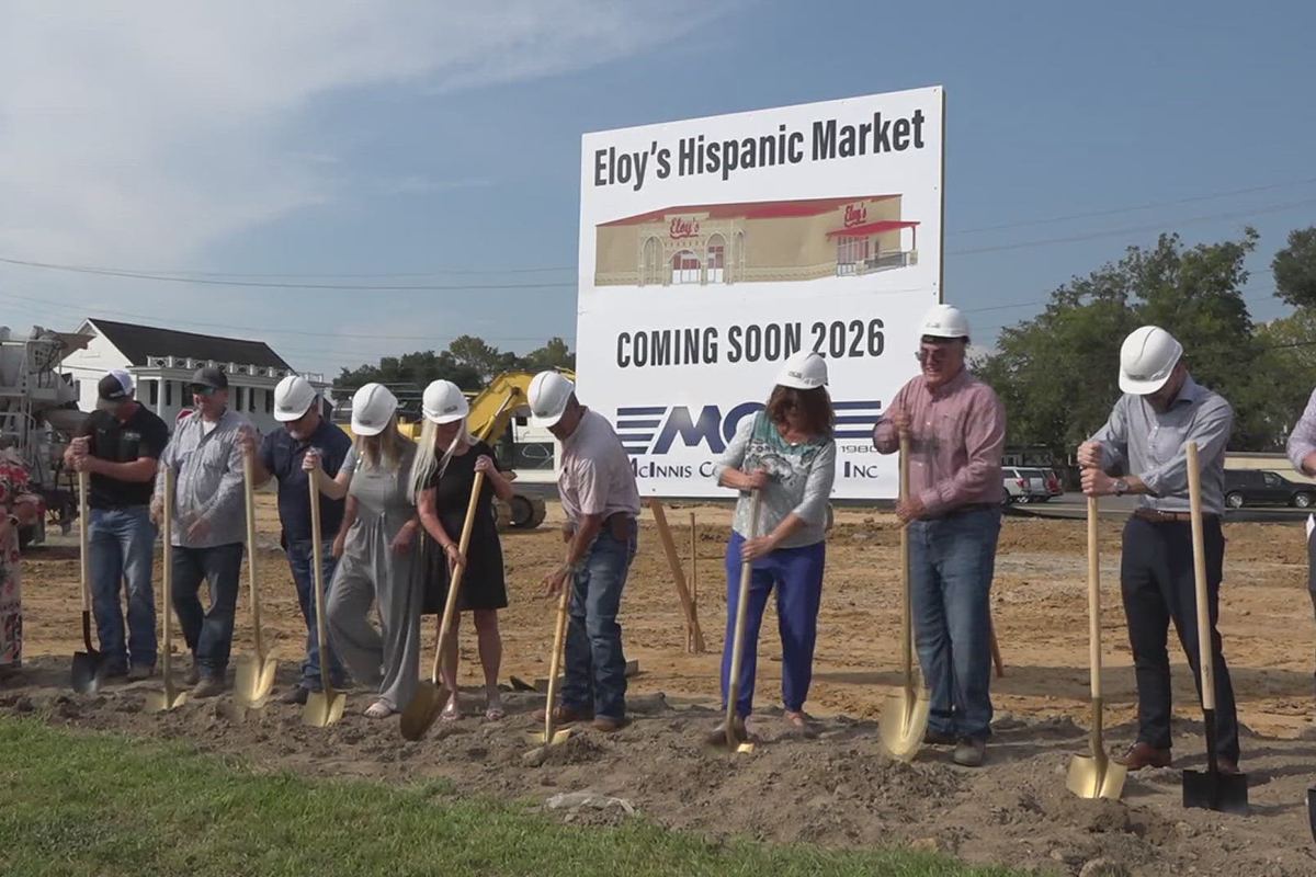 Officials with gold shovels at the 2025 groundbreaking for Eloy's in Silsbee